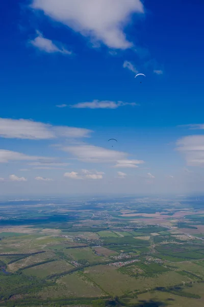 Парагвайдери Літають Над Зеленою Рівниною Під Блакитним Скейтом — стокове фото