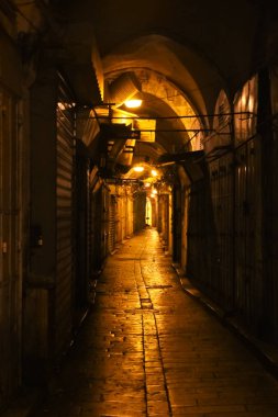 Karanlık gizemli sarma sokak. Eski Şehir, İsrail, Kudüs'ün karanlık gece dar sokakları