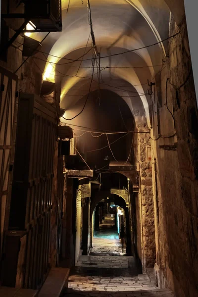 黑暗神秘的金库 古城以色列耶路撒冷黑暗的夜晚狭窄的街道 — 图库照片