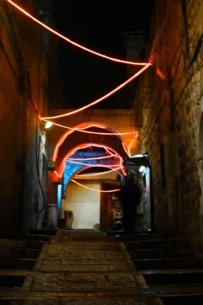 在狭窄的街道上的新年照明 古城以色列耶路撒冷黑暗的夜晚狭窄的街道 — 图库照片