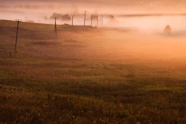 Niebla Naranja Valle Línea Pilares Van Distancia Paisaje Brumoso Por — Foto de Stock