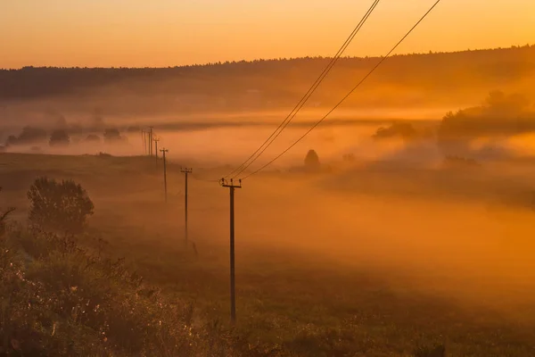 Ländliche Teyzazhi Und Drähte Gehen Den Nebel Eine Neblige Landschaft — Stockfoto