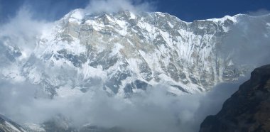 Ana tepe Annapurna, sekiz binde karlı güney duvarı. Annapurna temel kamp, Nepal için doğa yürüyüşü.