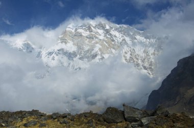 Ana tepe Annapurna, sekiz binde karlı güney duvarı. Annapurna temel kamp, Nepal için doğa yürüyüşü.