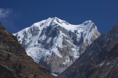 Kar dağ annapurna Güney. Annapurna temel kamp, Nepal için doğa yürüyüşü.