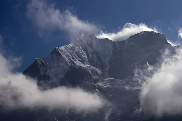 云中有雪的山峰 徒步到布尔纳基地营地 尼泊尔 — 图库照片