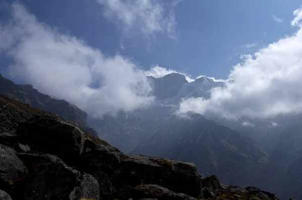 Besneeuwde Pieken Wolken Trekking Naar Annapurna Base Camp Nepal — Stockfoto