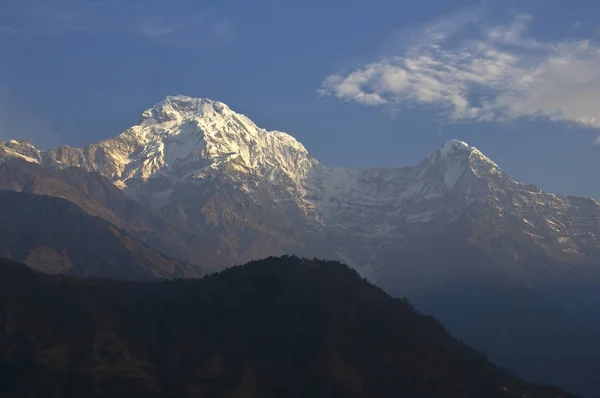 白雪皑皑的山峰和森林丘陵 徒步到布尔纳基地营地 尼泊尔 — 图库照片