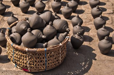 sepet ve birçok seramik şişe. Geleneksel seramik çanak çömlek çömlekçi Meydanı, Bhaktapur kasaba, Nepal