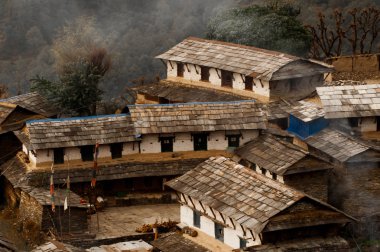 Evler ve Nepal bir köyde duman Ocak... Annapurna merkez kampa trekking geleneksel Nepal ev.