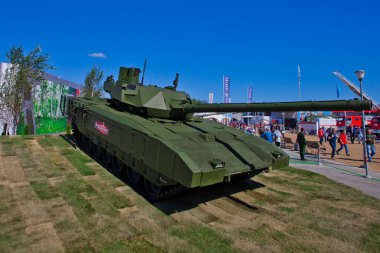 Askeri merkezi Alabino, Moscow region / Rusya: 24 Ağustos 2018: ordu Forum T-14 Armata ana muharebe tankı. Tank üzerinde Forum ordu mensubu.