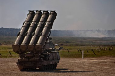 Askeri merkezi Alabino, Moscow region / Rusya: 24 Ağustos 2018: S-300 (şikayet Sa-10) Zrs S-300v caterpillar üzerinde izler uçaksavar füze sistemi 9a83 başlatıcısı hava hedef yok etmeye hazır