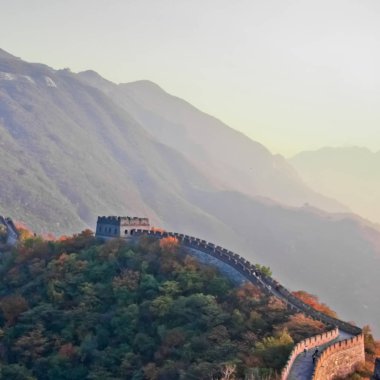 Kule bir terk edilmiş, yayınlanmamış Çin Seddi Wallace'nın sonbaharda sitesidir. Çin duvarına Mutianyu büyük Arsa.