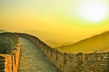 Çin Seddi üzerinde. Duvara yol var. Çin duvarına Mutianyu büyük Arsa.