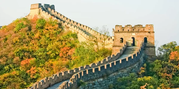 Une Grande Muraille Chinoise Parmi Les Montagnes Couvertes Forêt Automne — Photo