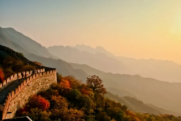 Heldere Herfstzon Verlicht Herfst Heuvels Zeer Felle Kleuren Plot Mutianyu — Stockfoto