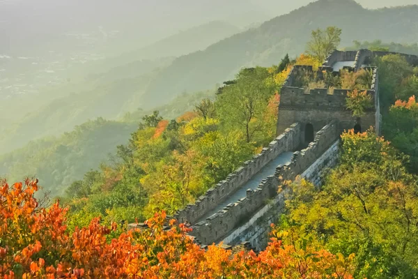 Большая Китайская Стена Среди Гор Покрытая Осенним Лесом Участок Великой — стоковое фото