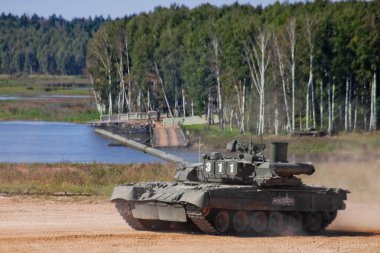 askeri merkezi Alabino, Moscow region / Rusya Federasyonu-24 Ağustos 2018: testleri Rus askeri teçhizat, duman, toz. Modern ana muharebe tankı T-80bvm.