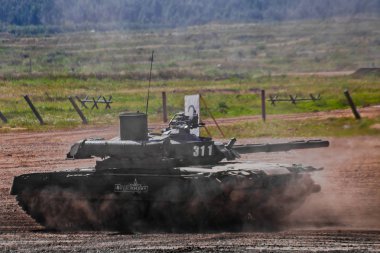 askeri merkezi Alabino, Moscow region / Rusya Federasyonu-24 Ağustos 2018: testleri Rus askeri teçhizat, duman, toz. Modern ana muharebe tankı T-80bvm.