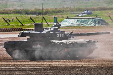 askeri merkezi Alabino, Moscow region / Rusya Federasyonu-24 Ağustos 2018: testleri Rus askeri teçhizat, duman, toz. Modern ana muharebe tankı T-80bvm.