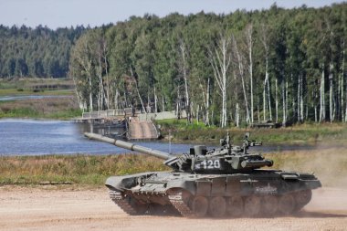 askeri merkezi Alabino, Moscow region / Rusya Federasyonu-24 Ağustos 2018: testleri Rus askeri teçhizat, duman, toz. Modern ana muharebe tankı T-80bvm ve duba