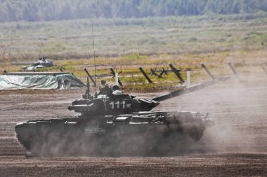 askeri merkezi Alabino, Moscow region / Rusya Federasyonu-24 Ağustos 2018: testleri Rus askeri teçhizat, duman, toz. T-80bvm saldırıdır ana muharebe tankı modernize