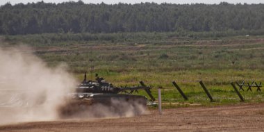 askeri merkezi Alabino, Moscow region / Rusya Federasyonu-24 Ağustos 2018: testleri Rus askeri teçhizat, duman, toz. T-80bvm tank saldırıyor