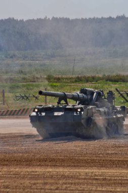 askeri merkezi Alabino, Moscow region / Rusya Federasyonu-24 Ağustos 2018: testleri Rus askeri teçhizat, duman, toz. kendinden tahrikli 2s4 Tyulpan (2s7 Pion silah)