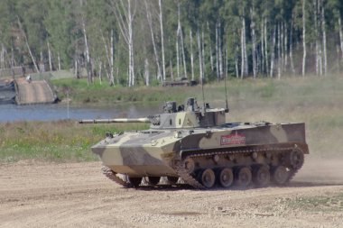 askeri merkezi Alabino, Moscow region / Rusya Federasyonu-24 Ağustos 2018: testleri Rus askeri teçhizat, duman, toz. Piyade savaş aracı