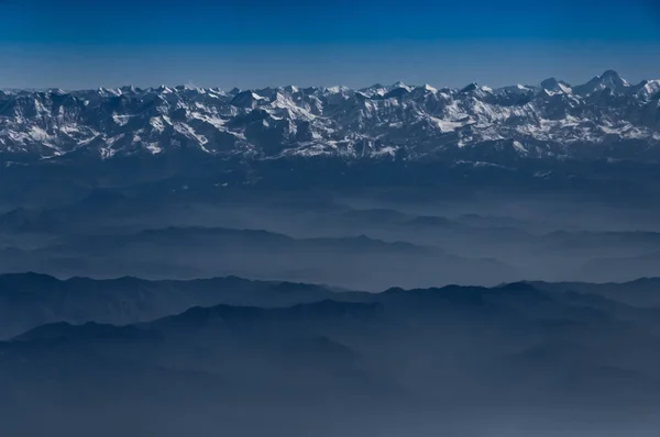 从喜马拉雅山的高度看 清晨的飞机 蓝色的风景 — 图库照片