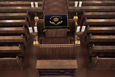 Moskova / Rusya Federasyonu-Haziran 22, 2018: Moskova koro yeri, mumlar, üstten görünüm, Ahşap banklar ve sandalye okuma Synagogue.Torah Intnnier