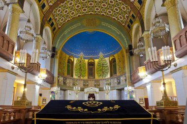 Moskova / Rusya Federasyonu-Haziran 22, 2018: Moskova koro Tevrat, şamdanlar menora okumak için Synagogue.Elevation (Başkan) Intnnier
