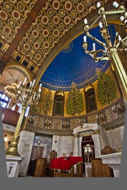 Moskova / Rusya Federasyonu-Haziran 22, 2018: Moskova koro Synagogue.Holy, kırmızı bir örtü ile Oda kitap okuma Holies, lambalar, Intnnier.
