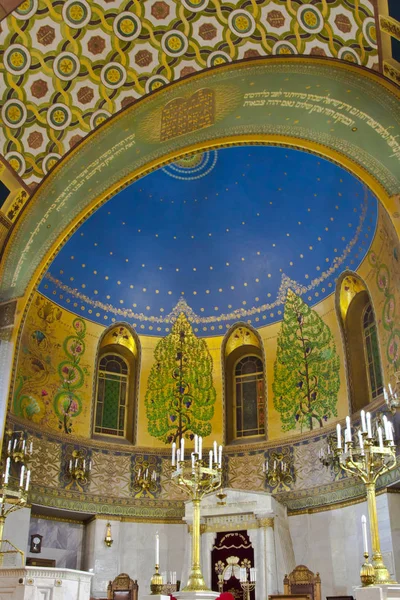 Moskova / Rusya Federasyonu-Haziran 22, 2018: Moskova koro Synagogue.Candlestick ve Kutsal Holies Intnnier