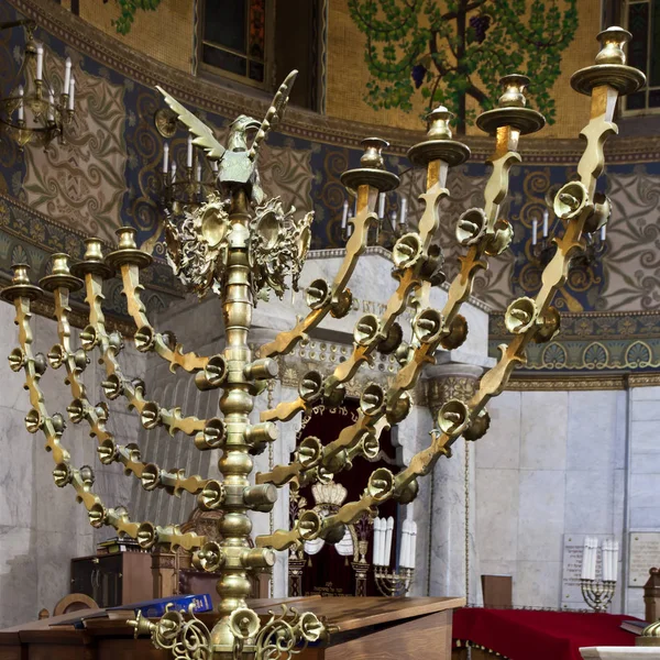 Moskova / Rusya Federasyonu-Haziran 22, 2018: Moskova koro Synagogue.candlestick Chanukiah Intnnier