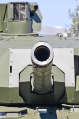 Kubinka, Moscow region / Rusya-Ağustos, 24,2018: T-14 Armata tank askeri sergisinde. Top (silah) sana hedefleniyor, tankın taret kadar yakındır