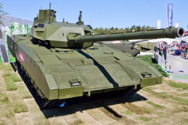 Kubinka, Moscow region / Rusya-Ağustos, 24,2018: T-14 Armata tank askeri sergisinde. Tank sergisinde, insanların yürüme.
