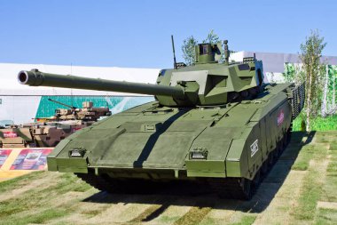 Kubinka, Moscow region / Rusya-Ağustos, 24,2018: T-14 Armata tank askeri sergisinde. bir tank, huş ağacı ve diğer Ekipmanları.