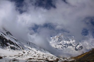 Karlı zirveleri bulutlar. Annapurna temel kamp, Nepal için doğa yürüyüşü.