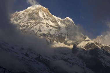 Kar dağ annapurna Güney. Annapurna temel kamp, Nepal için doğa yürüyüşü.