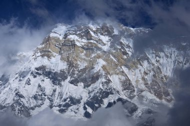 Ana tepe Annapurna, sekiz binde karlı güney duvarı. Annapurna temel kamp, Nepal için doğa yürüyüşü.