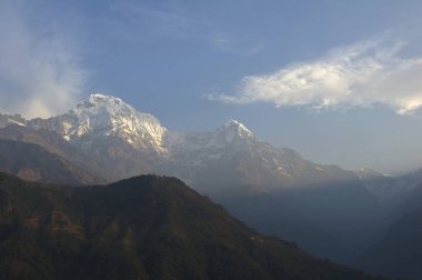 Karlı zirveleri ve orman hills. Annapurna temel kamp, Nepal için doğa yürüyüşü.