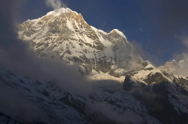 Kar dağ annapurna Güney. Annapurna temel kamp, Nepal için doğa yürüyüşü.