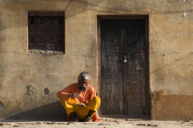 Mütevazi Yoga Lunchkathmandu, Nepal - 13 Şubat 2017: yogiler sadhu ait tapınak Pashupatinath avlusunda dolaşırken
