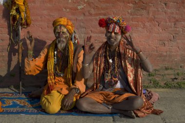 İki neşeli yogakathmandu, Nepal - 13 Şubat 2017: göçebe yogiler sadhu ait tapınak Pashupatinath avlusunda