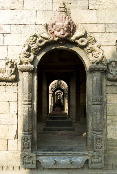 Portal Sanktuarium Shivakathmandu Nepal Wędrówki Sadhu Joginów Dziedzińcu Krematorium Pashupatinath — Zdjęcie stockowe