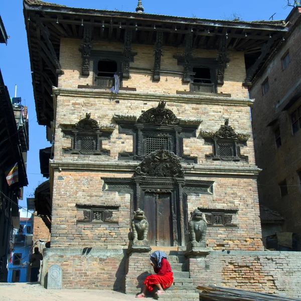 Porchbhaktapur Непалі Жінко Лютого 2017 Бідна Жінка Біля Дверей Стародавніх — стокове фото