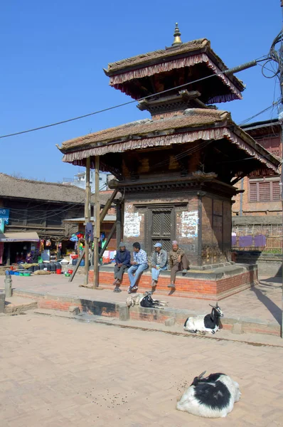 Microtractor Nepalbhaktapur 2017 네팔에 도시의 거리에 Microtractor 자재를 됩니다 도시의 — 스톡 사진