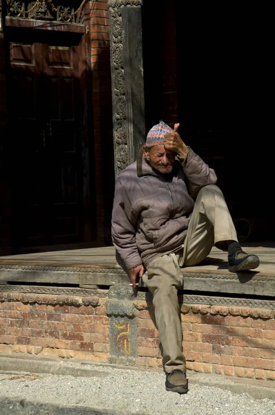 Ancianos Nepalesbhaktapur Nepal Febrero 2017 Anciano Nepalés Descansa Porche Una — Foto de Stock