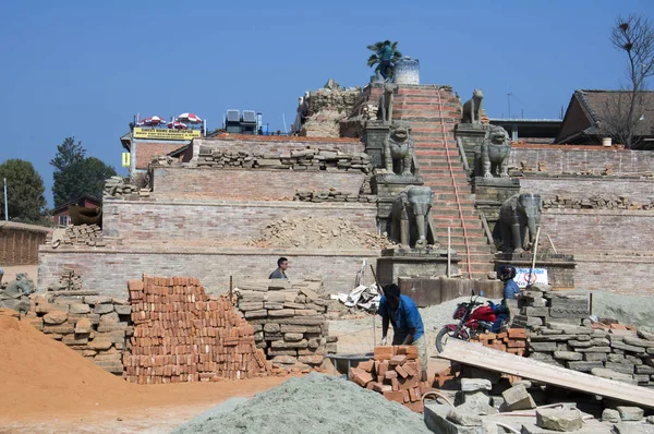 Відновлення Templebhaktapur Непалі Лютого 2017 Будівельники Відновити Храми Після Землетрусу — стокове фото